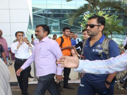 IND vs AUS: When ms Dhoni arrives in Ranchi, watch this video | IND vs AUS : जेव्हा धोनीचे रांचीमध्ये आगमन होते तेव्हा, पाहा हा व्हिडीओ