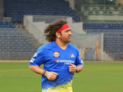 IPL 2024 MS Dhoni long hairs new hairstyle look reveal in csk training session see photos | IPL 2024: लांब केस, लाल बंदाना... जुन्या रूपात परतला 'कॅप्टन कूल'! धोनीच्या नव्या लूकवर चाहते फिदा