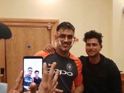 ICC World Cup 2019: Indian team celebrates MS Dhoni's birthday, see video | ICC World Cup 2019: भारतीय संघाने सेलिब्रेट केला धोनीचा वाढदिवस, पाहा व्हिडीओ