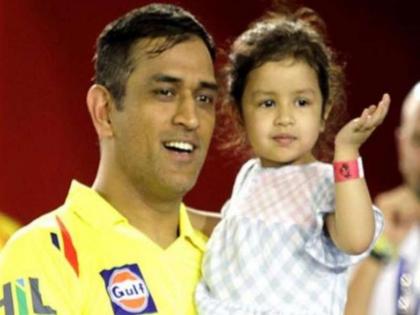 M S Dhoni & his daughter Ziva play Carrom | क्रिकेट नव्हे, तर धोनी आपल्या मुलीला देतोय या खेळाचे धडे