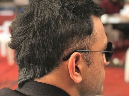 Have you seen the new hairstyle of Dhoni | धोनीची नवीन स्टाईल तुम्ही पाहिली आहे का...