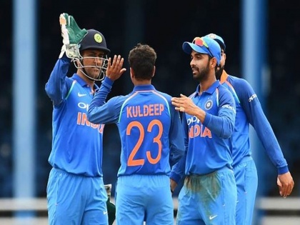 India vs Australia: When ms Dhoni gives advice to Kuldeep yadav | India vs Australia : जेव्हा धोनी देतो सल्ला आणि कुलदीप करतो हल्ला, वाचाच...