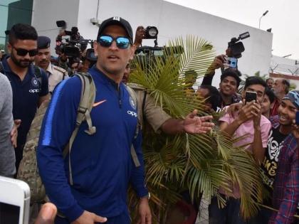 ms Dhoni's dignity ... rejected the opening of the pavilion of his own name | धोनीचे मोठेपण... स्वत:च्या नावाच्या पेव्हेलियनचे उद्धाटन नाकारले