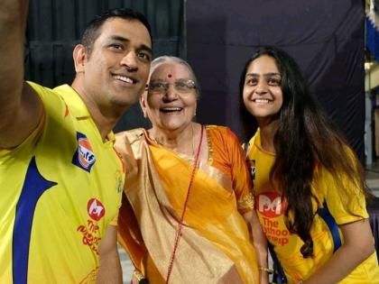 IPL 2019: ... and ms Dhoni has taken selfie with fans, see special video | IPL 2019 : ... अन् त्या आज्जीबाईंसोबत धोनीने काढला सेल्फी, पाहा खास व्हिडीओ