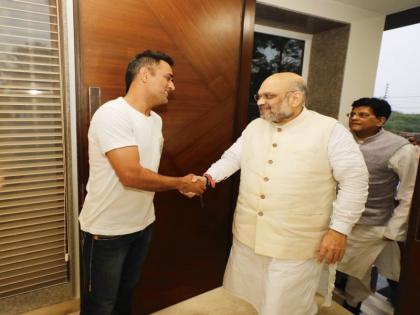 Mahendra Singh Dhoni is now on the field of politics?; Amit Shah took a gift | महेंद्रसिंग धोनी आता राजकारणाच्या मैदानात?; अमित शहा यांनी घेतली भेट