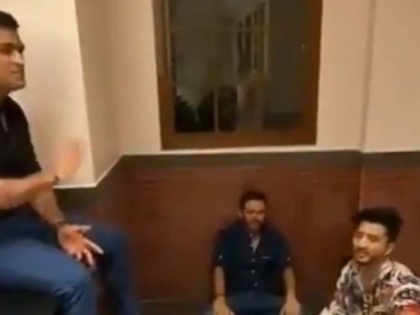 IPL: MS Dhoni, who was seen singing in the bathroom before IPL, video went viral | IPLपूर्वी बाथरुममध्ये गाणं गाताना दिसला धोनी, व्हिडीओ झाला वायरल