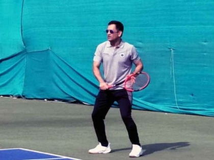 Mahendra Singh Dhoni won the tennis court after the kabaddi | कबड्डीनंतर आता महेंद्रसिंग धोनीने जिंकले टेनिस कोर्ट