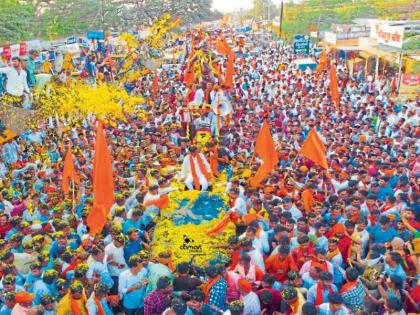 Manoj Jarange-Patil's padayatra, which went to Mumbai for Maratha reservation, continued for 10 hours in pune | मराठा आरक्षणाचे भगवे वादळ राजधानीच्या वेशीवर; पुण्यात १० तास जरांगे-पाटलांची पदयात्रा