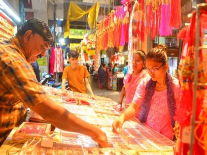 Markets decorated with rakhis of Surat, Indore, Ahmedabad; 5 percent increase in price, but little response to buying | सुरत, इंदौर, अहमदाबादच्या राख्यांनी सजली बाजारपेठ; किंमतीत ५ टक्के वाढ, खरेदीला मात्र अल्प प्रतिसाद 