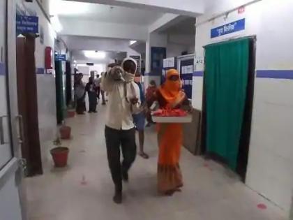 bihar oxygen cylinder on shoulder and newborn in tray couple wandering hospital | रुग्णालयातील धक्कादायक वास्तव! नवजात बाळ ट्रेमध्ये, ऑक्सिजन सिलेंडर खांद्यावर अन् 'ते' शोधत होते डॉक्टर पण...