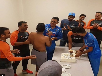 Asia Cup 2018: Mahendra Singh Dhoni give cake massage to Ambati Rayudu's | Asia Cup 2018 : अन् महेंद्रसिंह धोनीने केला अंबाती रायुडूचा 'फेस मसाज' 