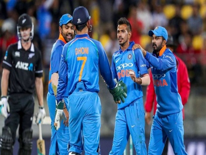 Watch: MS Dhoni trolls Yuzvendra Chahal for making field changes | India vs New Zealand : भर मैदानावर धोनी जेव्हा युजवेंद्र चहलची 'फिरकी' घेतो, पाहा व्हिडीओ