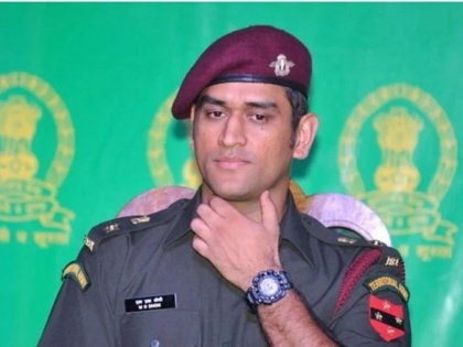 After Army training MS Dhoni changes look, video goes viral | आर्मीच्या ट्रेनिंगनंतर धोनीने केला भन्नाट लूक, व्हिडीओ वायरल...