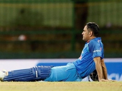 IND vs PAK: ... Dhoni fell into the ground | IND vs PAK : ... धोनी मैदानात पडला आणि 'त्या' तरुणीच्या काळजाचा ठोका चुकला