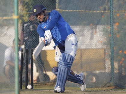 India vs Australia 1st T20 : Glenn Maxwell comes to MS Dhoni's aid, says it was right for him to 'farm the strike' | India vs Australia 1st T20 : 'कॅप्टन कूल' धोनीच्या बचावासाठी ग्लेन मॅक्सवेलची बॅटिंग