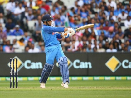 India vs Australia 3rd ODI: 3 Times MS Dhoni Smashed 3 consecutive 50s In an ODI Series | India vs Australia 3rd ODI : 'कॅप्टन कूल' धोनीनं तिसऱ्यांदा जुळवून आणला 'हा' योगायोग