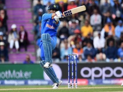 ICC World Cup 2019, IND vs AUS : MS Dhoni hits huge SIX, Virat Kohli's reaction goes viral, Video | ICC World Cup 2019, IND vs AUS : धोनीचा खणखणीत षटकार अन् कोहली थक्क, Video