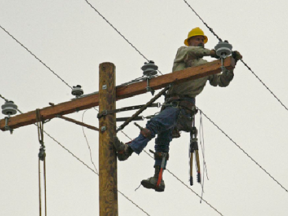 340 power outages due to torrential rains; Nine thousand 200 customers were hit | पावसाच्या तांडवामुळे विजेची ३४० रोहित्रे बंद; नऊ हजार २०० ग्राहकांना बसला फटका