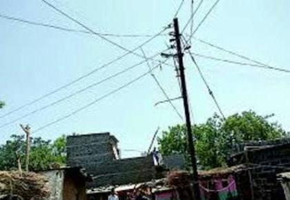 electricity thept detected in Manora taluka! | मानोरा तालुक्यात महावितरणची वीज चोरांवर धडक कारवाई!