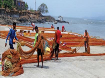 Fishing boats from Murud to shore | मुरुडमधील मच्छीमारांच्या होड्या किनाऱ्याला; लॉकडाऊनमुळे मासळी खरेदी-विक्री झाली बंद