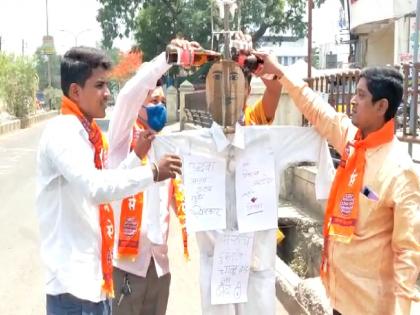 Alcohol is dearer than People; MNS Agitation Against Thackeray government at Ahmadnagar | जनतेपेक्षा दारू प्यारी; ठाकरे सरकारच्या प्रतिकात्मक पुतळ्याला मनसेनं घातला दारूचा अभिषेक