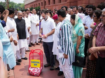 Opposition becomes aggressive against Election Commission; Banners are torn and thrown directly into the trash | निवडणूक आयोगाविरोधात विरोधक झाले आक्रमक; बॅनर्स फाडून थेट कचऱ्यात टाकले