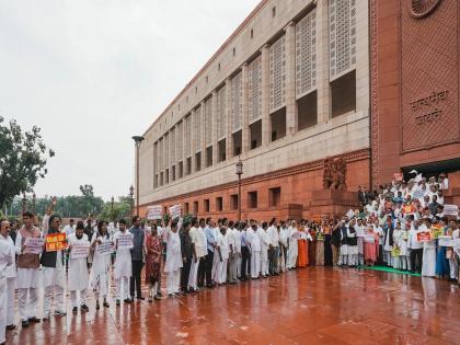 Parliament remains in chaos for the fourth day; Both Houses adjourned again | संसदेत गोंधळामुळे चौथ्या दिवशीही कोंडी; दोन्ही सभागृहांचे कामकाज पुन्हा तहकूब Parliament remains in chaos for the fourth day; Both Houses adjourned again | संसदेत गोंधळामुळे चौथ्या दिवशीही कोंडी; दोन्ही सभागृहांचे कामकाज पुन्हा तहकूब