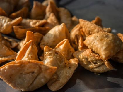 Is this samosa, vada or poison; Who cares about oil, water, cleanliness? | हा समोसा, वडा आहे की विष; तेल, पाणी, स्वच्छता पाहतो तरी कोण ?