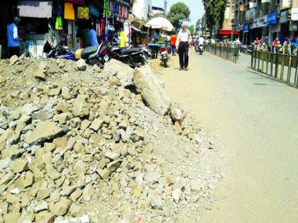 The possibility of an accident with the clay sloping | मातीच्या ढिगाऱ्याने अपघाताची शक्यता