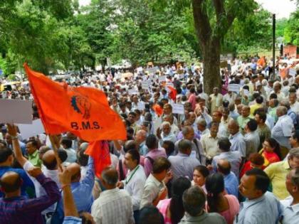 MTNL employees' agitation for demanding pending wages | प्रलंबित वेतनाच्या मागणीसाठी एमटीएनएल कर्मचाऱ्यांचे आंदोलन