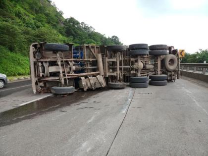 Turning on the container, the traffic jam towards the Mumbai-Pune highway was blocked | कंटेनर उलटल्याने मुंबई-पुणे महामार्गावरील मुंबईच्या दिशेने जाणारी वाहतूक ठप्प 