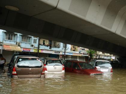 It is possible to avoid death in a car during floods | अतिवृष्टीमध्ये कारमध्ये गुदमरून होणारे मृत्यू टाळता येणं शक्य आहे