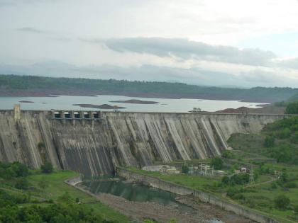 prolonged rains depleting water reserves lakes that supply water to mumbai have bottomed out | पाऊस लांबला, राखीव पाणीसाठ्यावर भिस्त; मुंबईला पाणीपुरवठा करणाऱ्या तलावांनी गाठला तळ