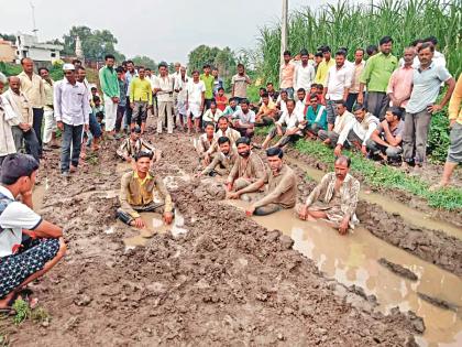 Sell the village or sleep in the mud; The administration's laziness for the road, the suffering of Maher residents continues | चिखलात लोळा की गाव विका; रस्त्यासाठी प्रशासनाची सुस्ती, माहेरवासीयांच्या यातना कायम