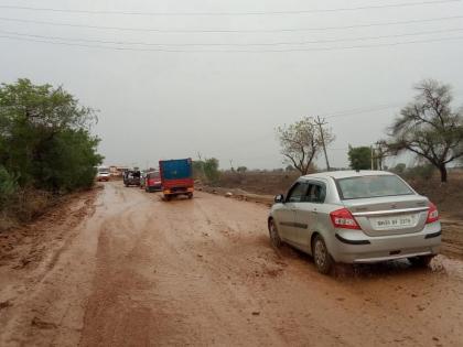  Road or 'Mud Racing' track: Road accidents on Akola-Akot road | रस्ता की ‘मड रेसिंग’चा ‘ट्रॅक’ : अकोला-अकोट मार्गावर वाहनचालकांचे हाल