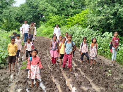 Do you give way to a beloved sister? Two kilometers of muddy paths | लाडक्या बहिणीला रस्ता देता का? दोन किलोमीटर चिखल तुडवून काढतात मार्ग