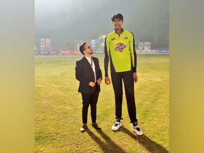 Twitterati left astonished as Lahore Qalandars rope in 7ft 5in tall Muhammad Mudassar | मान दुखली न भौ; एवढा उंच क्रिकेटपटू कधी पाहिलात तरी काय?