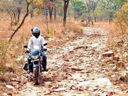 Vehicles do not reach 33 villages in Buldana district during monsoon | बुलडाणा जिल्ह्यातील ३३ गावात पावसाळ्यात पोहोचत नाही वाहन