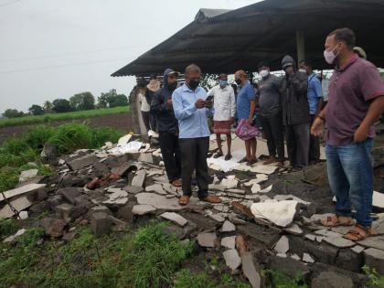 A wall collapsed at Mughli and three people were buried, cloudburst rain in Kolhapur district | मुगळी येथे भिंत पडून तिघेजण गाडले, कोल्हापूर जिल्ह्यात ढगफुटी सदृश्य पाऊस