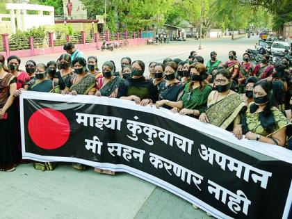 Sticking big vermillion women staged silent march for protest : Jaideep Kawade arrested and released | मोठे कुंकू लावून सौभाग्यवतींकडून ‘मूक’निषेध : जयदीप कवाडेंना अटक व सुटका