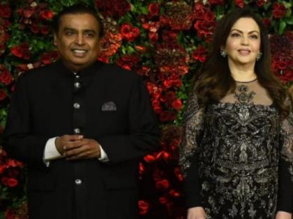 sir Jio nahi chal raha Photographer quips when clicking Mukesh Ambanis photo Video goes viral | VIDEO: जिओ चल नही रहा; भर कार्यक्रमात फोटोग्राफरनं मुकेश अंबानींकडे तक्रार केली अन्...