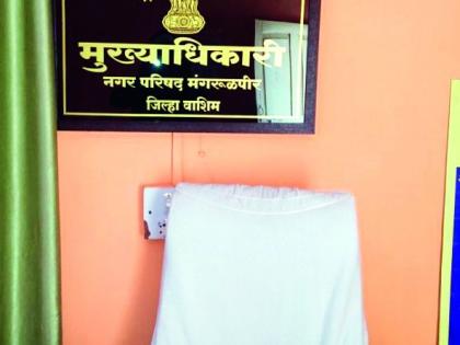 Out-of-the-box use of the national flag by the Chief of the Municipal Corporation | पालिकेच्या मुख्याधिकार्‍यांकडून राष्ट्रचिन्हाचा नियमबाह्य वापर