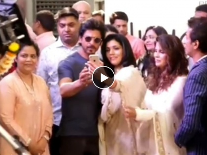 Marathi Actress Mukta Barve shared video with Shahrukh Khan where he takes her hand and kisses her on cheek | त्याने तिचा हात धरला अन्...मुक्ता बर्वेने शेअर केला किंग खानसोबतचा 'तो' Video