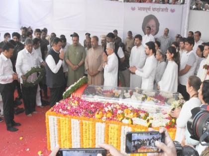 Deputy Chief Minister Devendra Fadnavis paid last respects to MLA Mukta Tilak | उपमुख्यमंत्री देवेंद्र फडणवीस यांनी घेतले आमदार मुक्ता टिळक यांच्या पार्थिवाचे अंत्यदर्शन