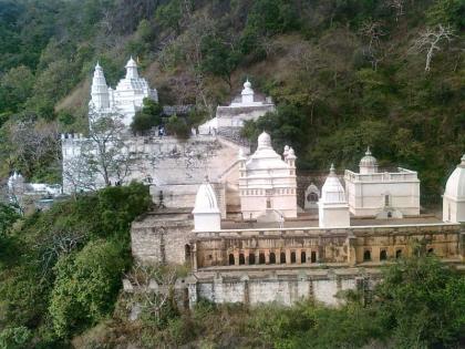 For online classes, students have to climb 200 steps to the temple on the mountain | ऑनलाईन वर्गासाठी विद्यार्थ्यांना तब्बल २०० पायऱ्या चढून जावे लागते डोंगरावरील मंदिरात