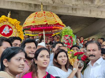 departure of sant muktai palkhi to pandharpur from jalgaon | जळगाव: संत मुक्ताई पालखीचे पंढरपूरकडे प्रस्थान; पहिला मुक्काम सातोड गावी