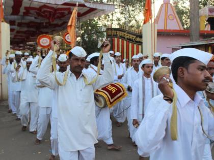 Lakhs of pilgrims from the Muktai Yatra of Jalgaon district have flown to the temple of devotion | जळगाव जिल्ह्यातील मुक्ताई यात्रोत्सवात लाखो भाविक वारकऱ्यांनी फुलविला भक्तीचा मळा