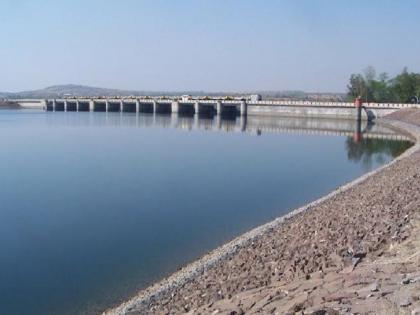 Dam is half as much as last year | मागील वर्षीच्या तुलनेत धरणसाठे निम्म्यावर