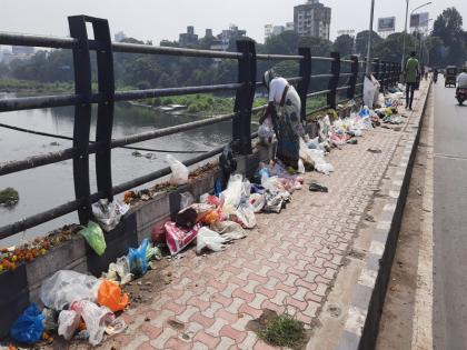 pune citizens throwing plastic bag into river A handful of polluted neglected administration | प्लास्टिकची पिशवी नदीमध्ये फेकण्यात पुणेकर सराईत; मुळा-मुठा प्रदूषित, प्रशासनाचे दुर्लक्ष