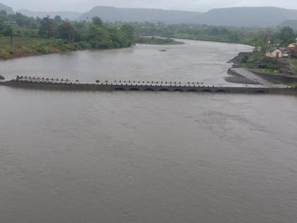 Mula river was flooded with water scarcity: Water pumping in drums of Sangamner taluka | मुळा नदी दुथडी भरून वाहू लागली : संगमनेर तालुक्यातील ढोल-ताशांच्या गजरात पाण्याचे पूजन